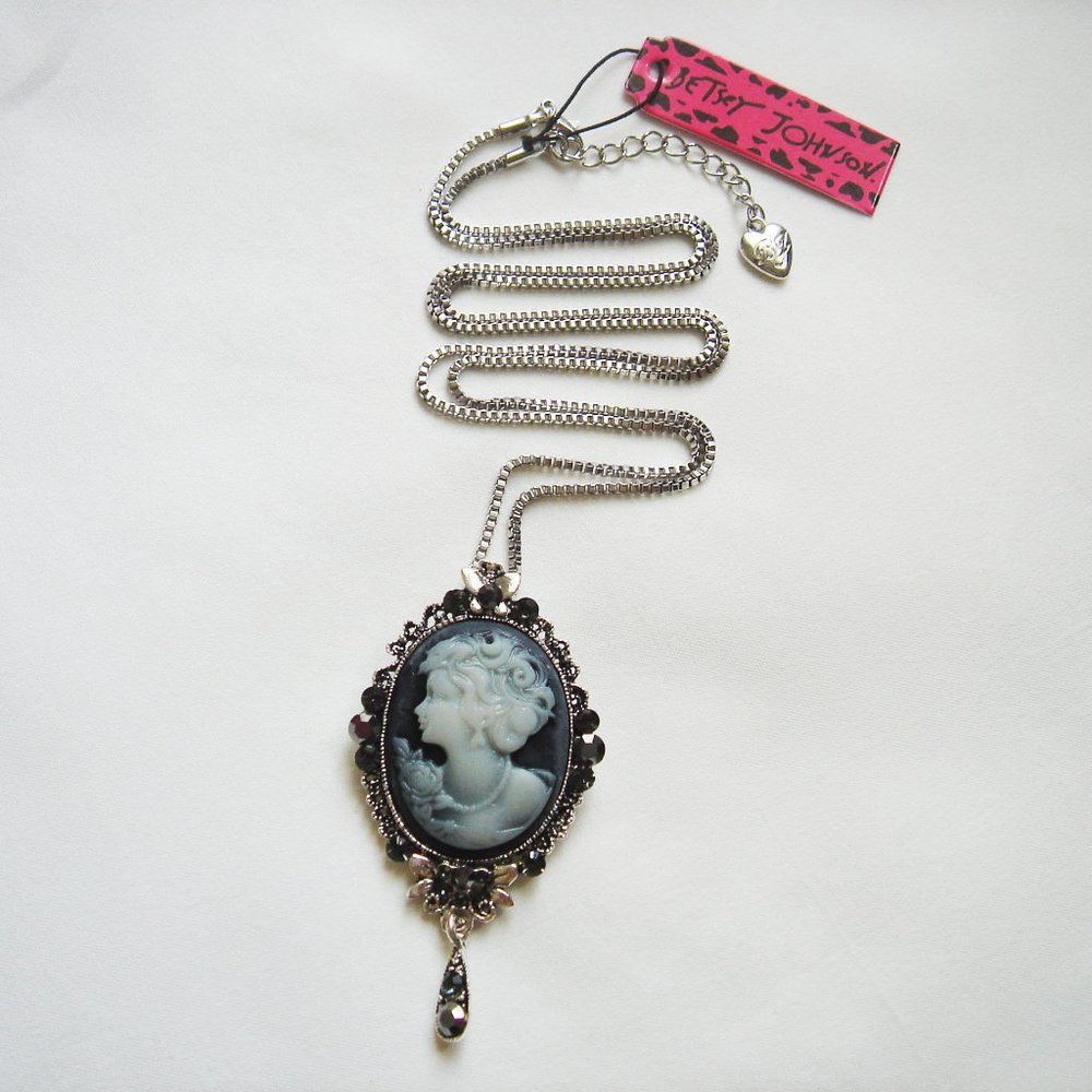 BETSEY JOHNSON CAMEO NECKLACE BROOCH